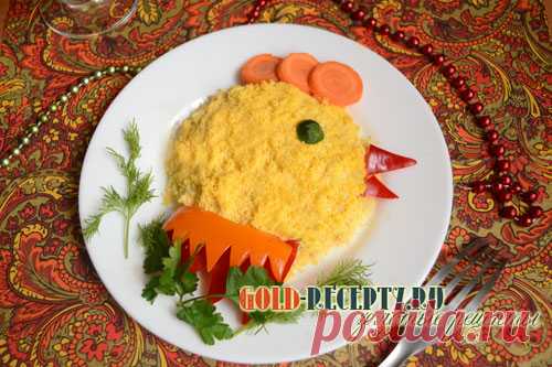 Салат с копченой курицей в виде Петуха на новй год 2017
