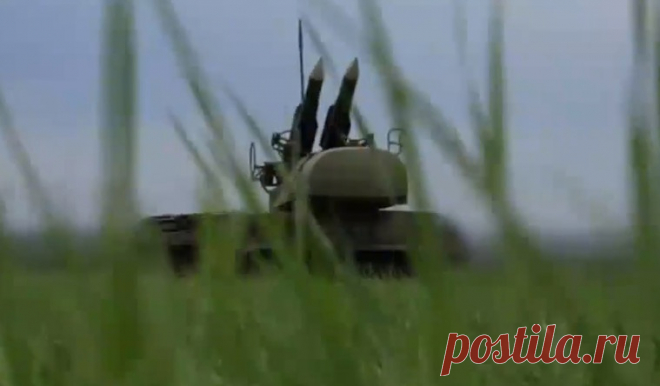 Расчеты ЗРК «Бук-М1» группировки войск «Восток» успешно сбивают все типы иностранных ракет и реактивных снарядов на Южно-Донецком направлении.