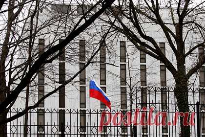 В России отказались «пятиться назад» из-за угрозы санкций США. В России отказались «пятиться назад» из-за угрозы санкций Вашингтона, который выступает «генератором напряженности». «Генератором напряженности является не Москва, а Вашингтон. Мы не собираемся пятиться назад и вставать по стойке смирно, внимая угрозам американских санкций», — говорится в заявлении посольства РФ.