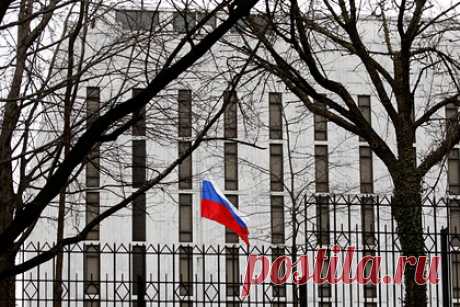 В России отказались «пятиться назад» из-за угрозы санкций США. В России отказались «пятиться назад» из-за угрозы санкций Вашингтона, который выступает «генератором напряженности». «Генератором напряженности является не Москва, а Вашингтон. Мы не собираемся пятиться назад и вставать по стойке смирно, внимая угрозам американских санкций», — говорится в заявлении посольства РФ.