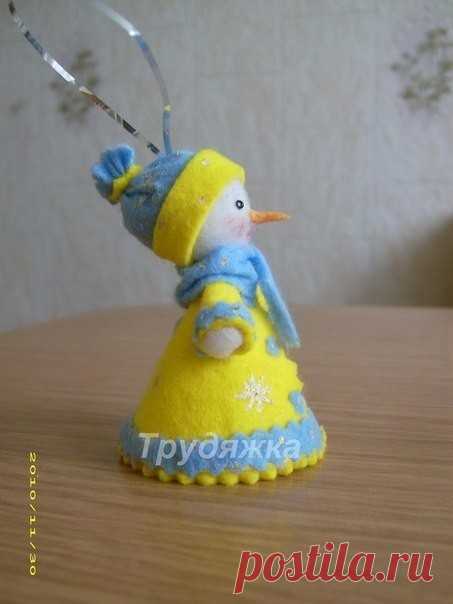 Снегурочки 
 
Материалы 
-салфетки для уборки (нетканые), материал можно использовать любой. 
-клей универсальный 
-ножницы 