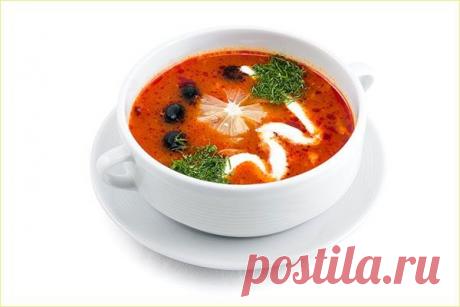 Солянка 

Ингредиенты: 

Сосиски — 2 шт. 
Лук — 1 шт. 
Морковь — 2 шт. 
Картофель — 2 шт. 
Огурцы корнишоны — 5 шт. 
Оливки — 1 банка 
Лимон — 4 кружочка 
Подсолнечное масло 
Томатная паста — 2 ст. л. 

Приготовление: 

1. В кастрюлю налить воды, довести до кипения. Картофель почистить, нарезать кубиками, бросить в кипящую воду. 
2. Сосиски нарезать кружочками. Обжарить на растительном масле. Затем обжаренные кружочки сосисок переложить в кастрюлю с картофелем. 
3. Морковь...