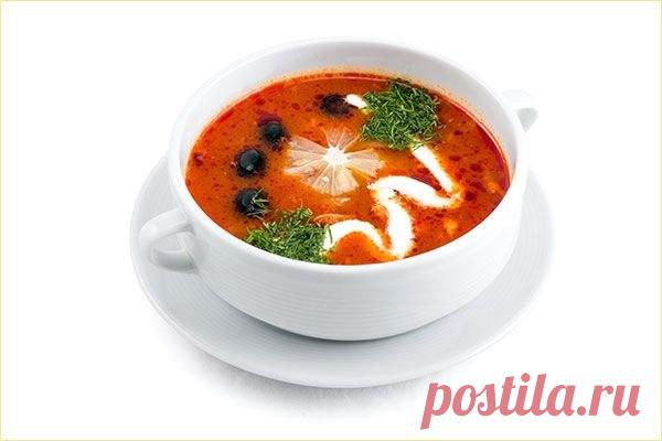 Солянка 

Ингредиенты: 

Сосиски — 2 шт. 
Лук — 1 шт. 
Морковь — 2 шт. 
Картофель — 2 шт. 
Огурцы корнишоны — 5 шт. 
Оливки — 1 банка 
Лимон — 4 кружочка 
Подсолнечное масло 
Томатная паста — 2 ст. л. 

Приготовление: 

1. В кастрюлю налить воды, довести до кипения. Картофель почистить, нарезать кубиками, бросить в кипящую воду. 
2. Сосиски нарезать кружочками. Обжарить на растительном масле. Затем обжаренные кружочки сосисок переложить в кастрюлю с картофелем. 
3. Морковь...