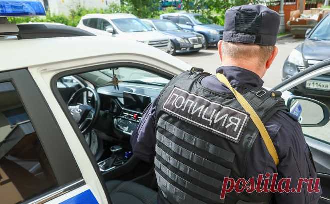 Из дома врача в Ленобласти украли пистолет Макарова, патроны и валюту. Неизвестные похитили холодное оружие, валюту в рублях, долларах, евро и наградной пистолет Макарова из дома врача в Выборгском районе Ленинградской области, сообщает «Фонтанка» со ссылкой на Агентство журналистских расследований (АЖУР).