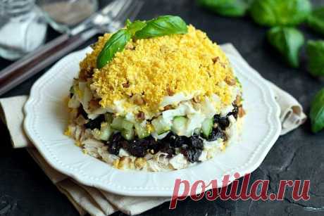 20 оригинальных салатов с курицей и черносливом Салат с курицей и черносливом — беспроигрышный вариант, когда на стол надо подать что-то необычное и сытное. Нежное филе прекрасно сочетается с кисло-сладким вкусом сухофрукта, а дополнить его можно самыми разнообразными продуктами. Держи 20 проверенных рецептов!