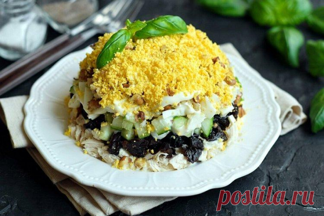 20 оригинальных салатов с курицей и черносливом Салат с курицей и черносливом — беспроигрышный вариант, когда на стол надо подать что-то необычное и сытное. Нежное филе прекрасно сочетается с кисло-сладким вкусом сухофрукта, а дополнить его можно самыми разнообразными продуктами. Держи 20 проверенных рецептов!