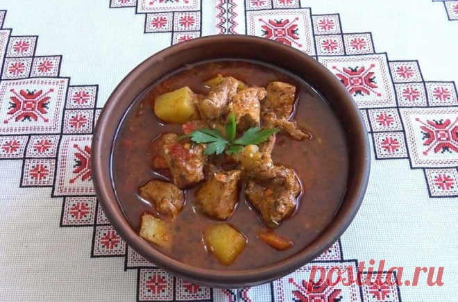 Бограч по-венгерски. Аппетитное блюдо с тушёным картофелем, мясом и овощами