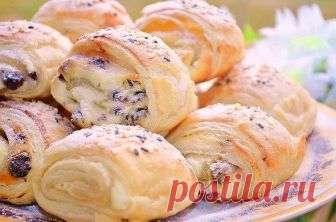 Топ-9 рецептов вкуснейшей выпечки

1. Слоёнки с творожной начинкой и изюмом

Ингредиенты:

- Тесто слоеное бездрожжевое 400 гр
- творог 400 гр
- сахар 3-4 ст л
- ванилин 1/3 ч л
- яйцо сырое 1 шт
-сметана 1-2 ст л
- изюм б/косточек по вкусу
- яйцо для смазки
- сахарная пудра и кунжут для посыпки

Приготовление:

Смешать творог, 1 яйцо, сметану, ванилин и распаренный обсушенный изюм. Тесто разморозить, разрезать на 2 части. Раскатать в прямоугольник 15 на 35 см. Смазать пол...