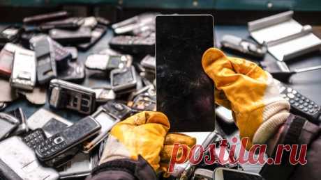 Китай готовит масштабную программу утилизации смартфонов Мало кто задумывается, сколько драгоценных металлов содержится в старых смартфонах. А вот китайцы задумались. И нашли уместным и выгодным начать переработку гаджетов. Данное решение поможет экономить материальные ресурсы, электроэнергию и получать золото из того, что сейчас в гигантских объемах отправляется на мусорку. По оценкам экспертов, в 1 тонне электронных отходов находится порядка 270 граммов золота. …