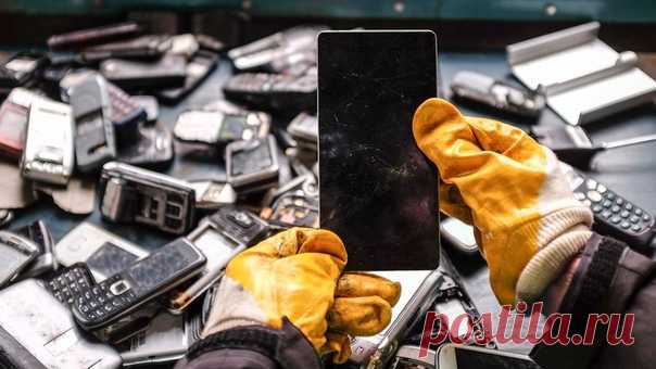 Китай готовит масштабную программу утилизации смартфонов Мало кто задумывается, сколько драгоценных металлов содержится в старых смартфонах. А вот китайцы задумались. И нашли уместным и выгодным начать переработку гаджетов. Данное решение поможет экономить материальные ресурсы, электроэнергию и получать золото из того, что сейчас в гигантских объемах отправляется на мусорку. По оценкам экспертов, в 1 тонне электронных отходов находится порядка 270 граммов золота. …