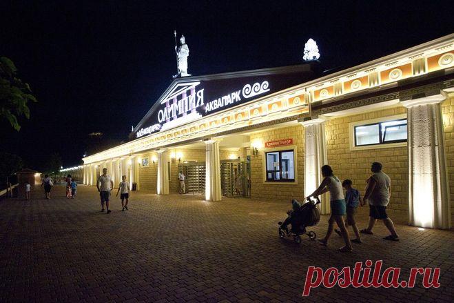 Около 13 миллионов лет тому назад при образовании Альпийских гор связь между двумя частями моря Тэтис прервалась. На месте восточной части залива Черное море вместе с Каспийским и Аральским морями образуют Сарматское опресненное море. Огромные горные хребты подняли свои вершины из глубин океана, разорвав его на части,- Крым и Кавказ это всего лишь неприметные острова посреди бушующих волн. Спустя 3 миллиона лет эволюционных изменений его акватория значительно уменьшилась, а соленость возросла.