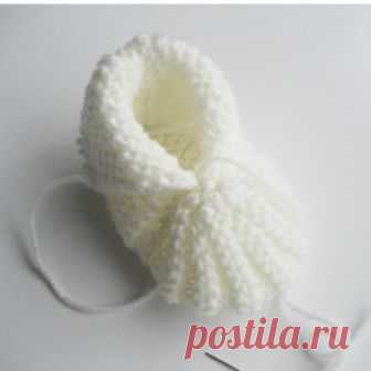 Tricoter les chaussons de bébé? Ici, un modèle... - Monde tricot Un petit chausson facile à réaliser! Commençons-nous! Voilà! Le petit chausson est fini! Ajoutez une petite fleur ou un pompon, pas mal, non? 