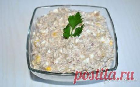 Салат с консервированной рыбой и анчоусами Добавка анчоусов и сладкой кукурузы к обычному салату с консервированной рыбой меняет его вкус, делает более насыщенным и ярким.