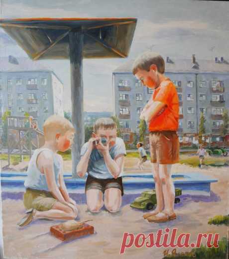 Майский жук - Официальный сайт художника Игоря Ясакова Если показать обычный двор, в котором на верёвках сушится бельё, и самостоятельно, без родителей гуляют ребятишки, в котором все знают всех, можно сразу понять, что это картинка из советского прошлого. Можно добавить, что тогда редкая машина или мотоцикл стояли у подъезда. Такого выбора игрушек как сегодня не было. Но детская фантазия и творчество с лихвой …