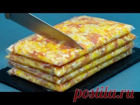 Положите нарезанную куриную грудку, смешанную с картофелем, в морозильную камеру. Это экономит время