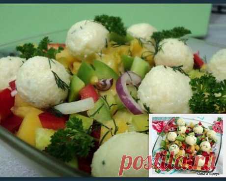 Салат овощной с сырными шариками

-перец зеленый и красный,
-желтую помидорку,
-лук красный и лук белый репку,
овощи нарезала кубиками, лук полукольцами, посолила, поперчила, добавила 2 стол. ложки масла оливкового
     Сверху салата выложила сырные шарики