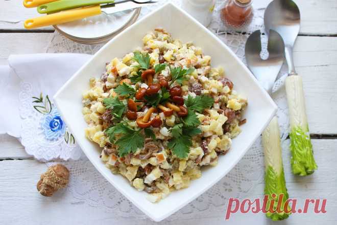 Салат "Полное лукошко" - красивый и вкусный Предлагаем приготовить салат «Полное лукошко» - невероятно вкусный и очень сытный. В этом салате всё прекрасно сочетается.