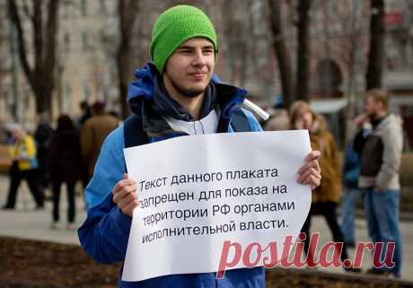 Имела я и тесный контакт с бюро по трудоустройству. Вся эта система работала довольно четко. Ни о какой безработице не могло быть и речи. А что сейчас? Когда все промышленные предприятия резко сократили объем производства, даже некоторые перепрофилировались и перешли в частные руки, положение с работой в городе плачевное. Взять хотя бы выпускников технических училищ. Выходят они из стен учебного заведения, а тут их ждет сюрприз: работы-то нет.