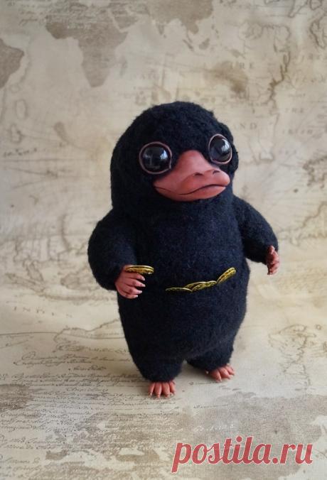 Нюхль своими руками - Хочу поделиться этапами создания каркасной игрушки в смешанной технике. А делать я буду персонажа из фильма про фантастических тварей - нюхля (в моей интерпретации)