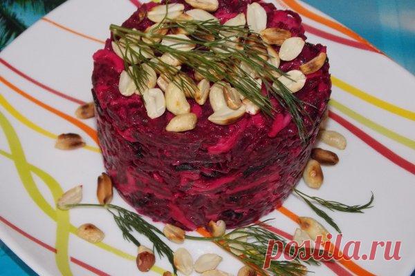 Свекольный салат с чесноком, черносливом и сыром | CityWomanCafe.com