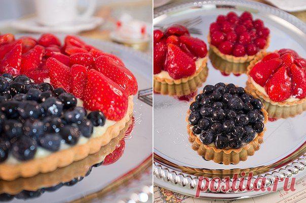 Французские пирожные с заварным кремом и ягодами