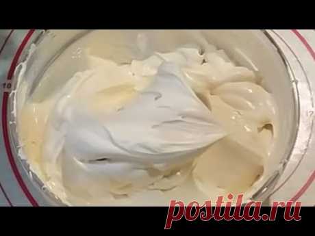 Сметанный крем на сгущенке. Нежный.Воздушный и очень вкусный.