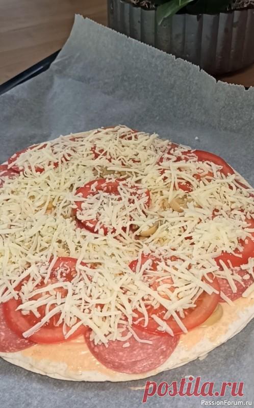 Быстрая пицца из лаваша Всем привет!Предлагаю приготовить быструю пиццу из лаваша. Вкусно, просто, быстро!!! Все как Вы любите! Идеально подойдёт к завтраку или перекусу. Нравится как детям так и взрослым!Ингредиенты : 1.Лаваш круглый - 3 шт 2. Сыр - 100 г 3.Помидор - 1 шт 4.Колбаса (у меня...