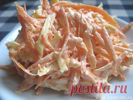 Морковный салат с сыром и чесноком.