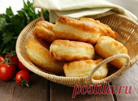 Наднях знакомая угостила маленькими пирожками с яйцами, пюре и капустой,  
они мне так понравились! Мяяягкие, тающие во рту. Я сразу выпросила рецепт.   
Не могу не поделиться с вами тоже
 
Тесто:
Тёплая вода - 600 мл
Сахар - 2 ч.л
Соль - 1 ст.л без горки
Подсолнечное масло - 100 мл
Дрожжи - 11 гр (одна пачка)
Яйца - 2 шт
Мука - 1 кг (может чуть больше)
 
Начинка:
Картошка
Яйца с зелёным луком
Капуста с морковью
 
Количество ингредиентов для начинки берите на глаз.
 
1 нач...