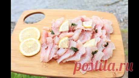 Слегка просоленный ленок на закуску Видео рецепт приготовления замечательной закуски из крупного хариуса или ленка, который без труда возможно воспроизвести в походных условиях. Нарезаем рыбу на филе, укладываем ее слоями, просаливаем каждый слой...