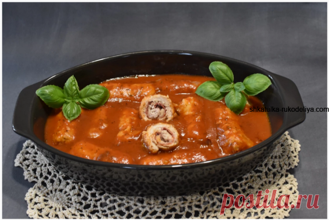 Смачні рулетики зі свинини з моцарелою та салямі, занурені в ароматний соус - ідеальний варіант для недільного обіду. Спробуйте і переконайтеся в цьому самі.Потрібно:1 кг свинячої корейки100 г нарізаної салямі2 кульки моцарели½ склянки бульйону400 г консервованих помідорів у власному соку200 г томатного пюре2 зубчики часнику3 ст.л. гострого кетчупу1 ст.л. пшеничного борошна + для панірування1 ч.