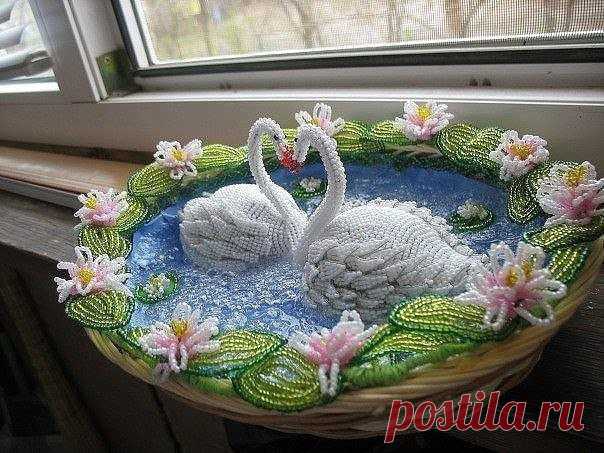 Лебеди из бисера