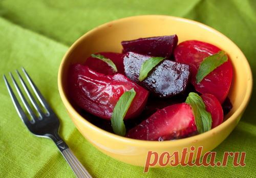 Салат из свеклы и помидоров на Вкусном Блоге Понимаю, что рецепт немножко запоздал – красивые спелые помидоры уже отходят. Тем не менее, пусть будет 🙂 Сочетание свежих томатов и отварной свеклы довольно необычное, но салат в целом получается вкусным и сочным. Особое очарование вкусу придает свежая мята, которая входит в состав. Попробуйте – возможно, это именно ваше вкусовое…