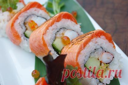 Девушка объелась суши и попала в больницу. В TikTok стало вирусным видео блогерши, которая показала попадание в больницу после поедания суши. Девушка рассказала, что сильно объелась в ресторане, а наутро ощутила интенсивные боли в животе и груди. Ей также было тяжело дышать. Тиктокерша обратилась к врачу, где ей поставили диагноз «гастроэзофагеальный рефлюкс».