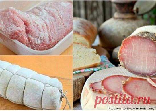 Сыровяленое мясо в домашних условиях: быстро, не хлопотно и очень вкусно! 
ИНГРЕДИЕНТЫ
1 кг свинины (длинная спинная мышца или бескостная корейка)
3 ст. л. соли
1 головка чеснока
2 ч. л. семян тмина
2 лавровых листа
1 ч. л. семян кориандра
1 ч. л. сухой горчицы в зернах
1 ч. л. смеси перцев (порошок)
 
ПРИГОТОВЛЕНИЕ
Промой мясо, обсуши при помощи бумажного полотенца. Обваляй мясной кусочек в соли, можешь также сделать ему массаж, и помести в подходящий контейнер с крышкой. Контейнер отправь в х