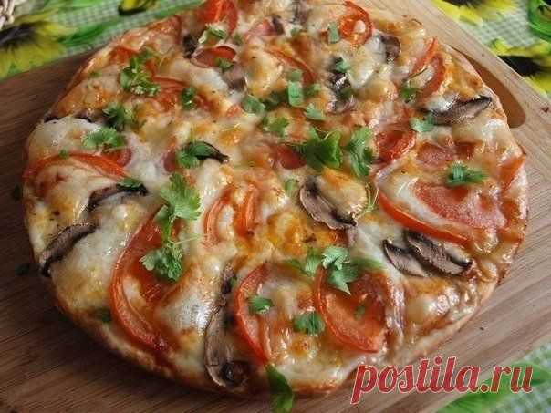 Сырная пицца с вкусным соусом
