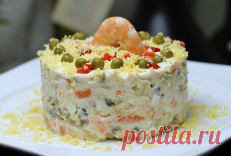 Салат а-ля Оливье с тунцом и креветками.
Для приготовления вкуснейшего салатика берем все ингредиенты как для традиционного Оливье, только вместо колбасы добавляем консервированный тунец, креветки и зеленые оливки.