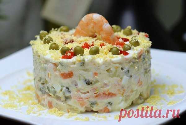 Салат а-ля Оливье с тунцом и креветками.
Для приготовления вкуснейшего салатика берем все ингредиенты как для традиционного Оливье, только вместо колбасы добавляем консервированный тунец, креветки и зеленые оливки.