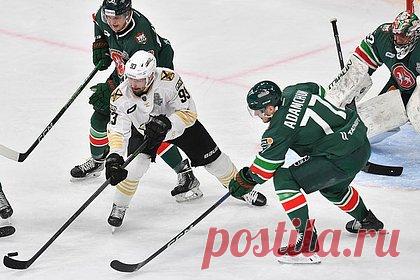 «Адмирал» обыграл «Ак Барс» и сократил отставание в серии плей-офф КХЛ. Владивостокский «Адмирал» одержал победу над казанским «Ак Барсом» в пятом матче второго раунда плей-офф Континентальной хоккейной лиги (КХЛ). Встреча прошла в Казани и завершилась со счетом 2:1. В составе «Адмирала» шайбы забросили Даниил Гутик, Николай Чебыкин. У «Ак Барса» забил форвард Александр Радулов.