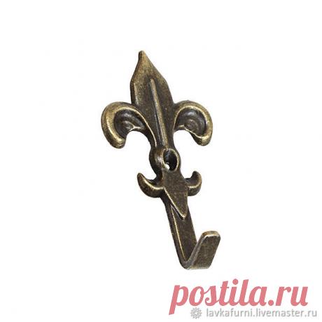 рючок "Лилия" для ключниц 46x26мм, бронза 
от 20 штук - 15,00 рублей за штуку
от 50 штук - 13,00 рублей за штуку

Небольшой металлический крючок "Королевская лилия" для ключниц.