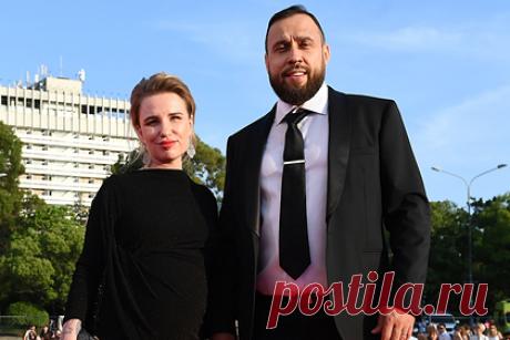 Полицейские пришли с обыском к мужу Гай Германики. Сотрудники полиции начали проведение следственных мероприятий в офисе бизнесмена Дениса Молчанова, известного как мужа режиссера Валерии Гай Германики. Отмечается, что неизвестный позвонил в администрацию пятизвездочного отеля The Ritz-Carlton в Москве и сообщил, что в номере Молчанова находятся наркотики и оружие.