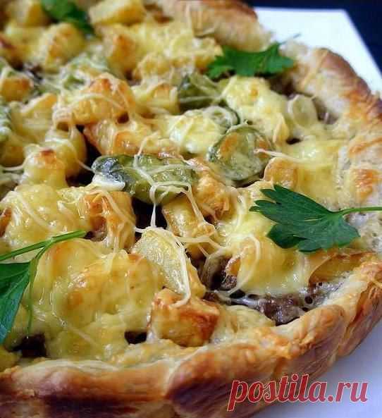Слоёный пирог с картошкой, фаршем и сыром .