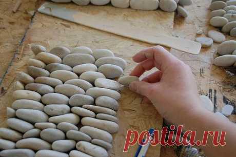 Отделка стен морской галькой