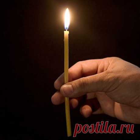 ЧЕМ ОТЛИЧАЮТСЯ СРЕТЕНСКИЕ СВЕЧИ?

СРЕТЕНСКИЕ СВЕЧИ освящаются специальным чином один раз в год.
В православном требнике священнослужителя есть специальный «Чин благословения свеч на Сретение Господне».
Эти свечи нужно бережно хранить в течении целого года. 
Так называемые Сретенские свечи зажигают в особо тяжелые минуты жизни при молитвенном обращении к Богу. 
Это могут быть болезни или жизненные трудности и неурядицы. 
Сретенская свеча наполнена глубоким смыслом и освящае...