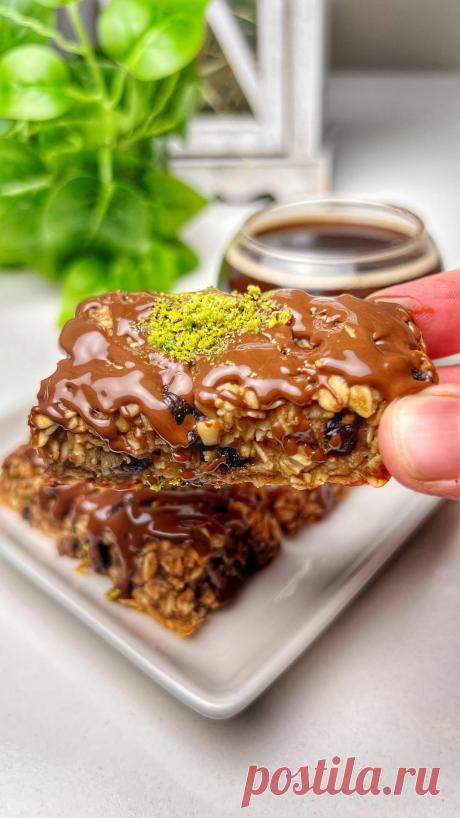 Unsuz, şekersiz, yumurtasız, lezzetli atıştırmalık kurabiyeler hazırlamaya ne dersiniz 😍💥🤎

Malzemeler: 
2 büyük olgun muz
2 su bardağı yulaf ezmesi 
2 yemek kaşığı fıstık ezmesi 
1/2 su bardağı çikolata 

Muzları ezin. Diğer malzemeleri de ekleyip karıştırın. İki yağlı kağıt arasında açıp dikdörtgen olacak şekilde kesin. 170°C fırında 15-20 dakika pişirin. Fırından çıktıktan sonra soğuyan kurabiyeleri eritilmiş çikolata ile süsleyerek servis edebilirsiniz. 
Afiyet Olsu...