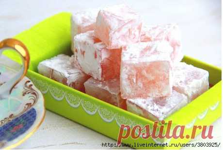Клюквенный рахат-лукум 
С турецкого языка рахат-лукум переводится как «удобные кусочки». И действительно, эти вкусные разноцветные кубики-кусочки любят и дети, и взрослые. Приготовить это турецкое лакомство дома несложно. П…