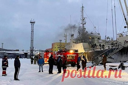 В Мурманске загорелось судно «Принцесса Арктики». Судно «Принцесса Арктики» загорелось в рыбном порту Мурманска. Шестеро человек из числа экипажа эвакуировались самостоятельно, последнего оставшегося спасли прибывшие пожарные. На месте происшествия работают 28 спасателей и девять единиц техники. Открытое горение удалось ликвидировать.