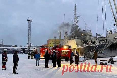 В Мурманске загорелось судно «Принцесса Арктики». Судно «Принцесса Арктики» загорелось в рыбном порту Мурманска. Шестеро человек из числа экипажа эвакуировались самостоятельно, последнего оставшегося спасли прибывшие пожарные. На месте происшествия работают 28 спасателей и девять единиц техники. Открытое горение удалось ликвидировать.