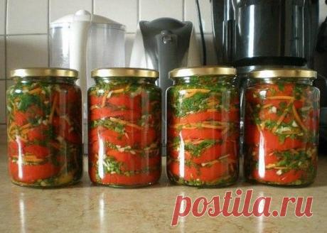 ЖАРЕНЫЙ ПЕРЕЦ В МАРИНАДЕ (НА ЗИМУ) 

Перец очищаем от семян, я разрезала перец попалам, обжариваю перец слегка с двух сторон, выкладываю в чашку, пока остывает делаю заправку: чеснок соломкой, укроп, петрушка, морковь на корейской тёрке, перемешиваю и заправка готова. 

В стерильные банки укладываю слоями перец, заправку и т.д. пока не закончится банка, в чашке от перца осталось масло, я его распределила по банкам. 

Делаем маринад: 

на 1 литр воды 1ст.л. соли, 2 ст.л.л с...