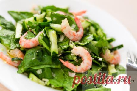 Салат со шпинатом, креветками и огурцом